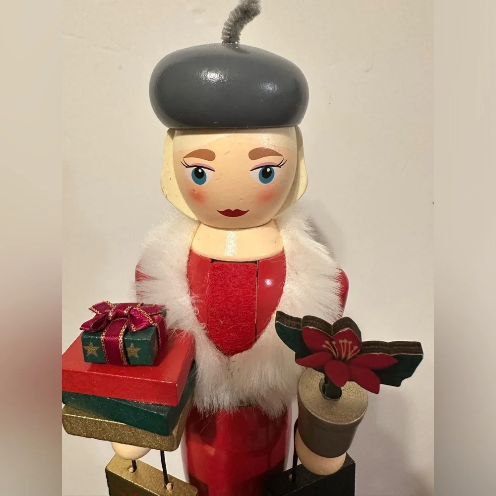 Shopper lady nutcracker - Picture 5 of 8